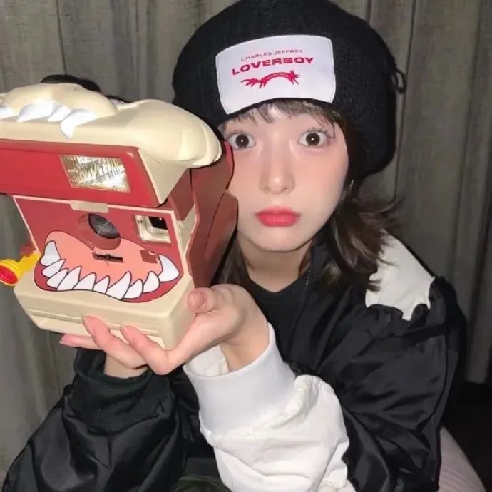 给小酒馆女子喝高杯酒